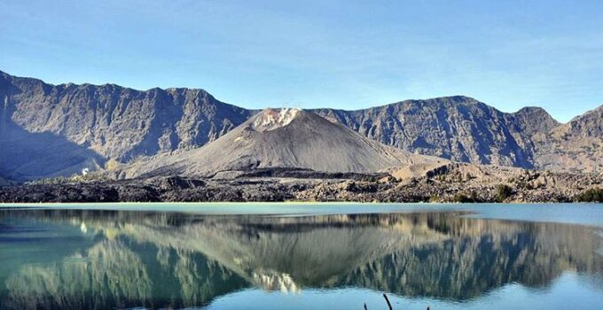 Gunung Rinjani: Petualangan, Keajaiban, dan Kearifan Lokal